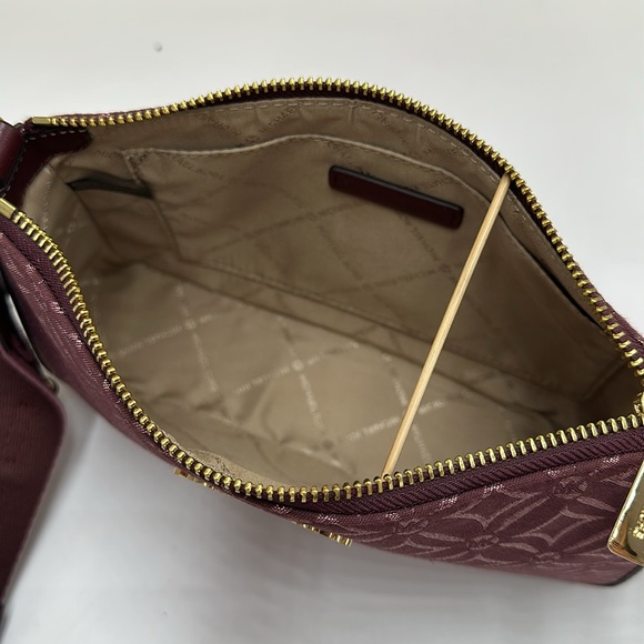 MICHAEL KORS Jet Set Travel Small Logo Jacquard Crossbody With Tech Attach
NWT - Picture 15 of 16